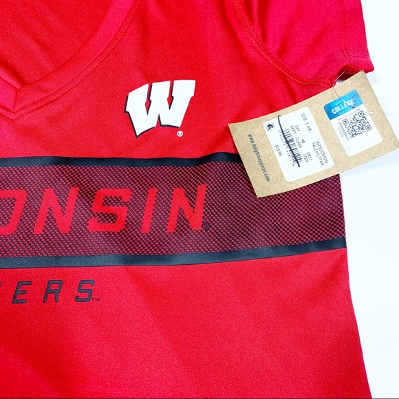 ⭐️Wisconsin Badgers Women’s Red T-Shirt Small - Picture 4 of 5